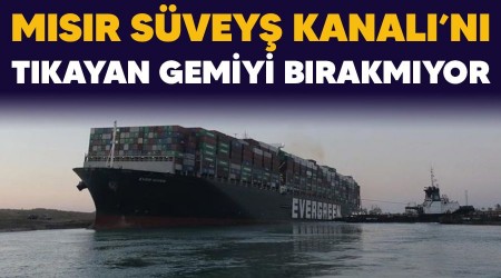 Mısır Süveyş Kanalı'nı tıkayan gemiyi bırakmıyor