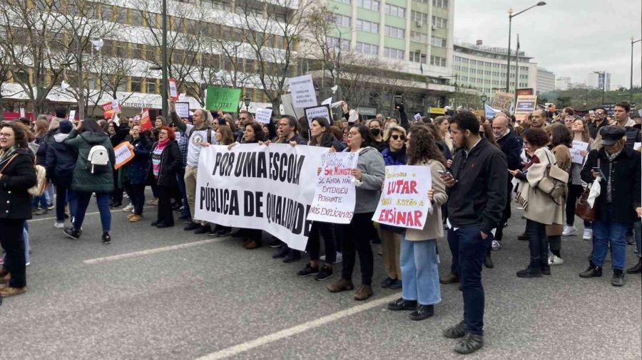 Portekiz'de ��retmenlerin maa� protestosu... Polis m�dahale etmedi