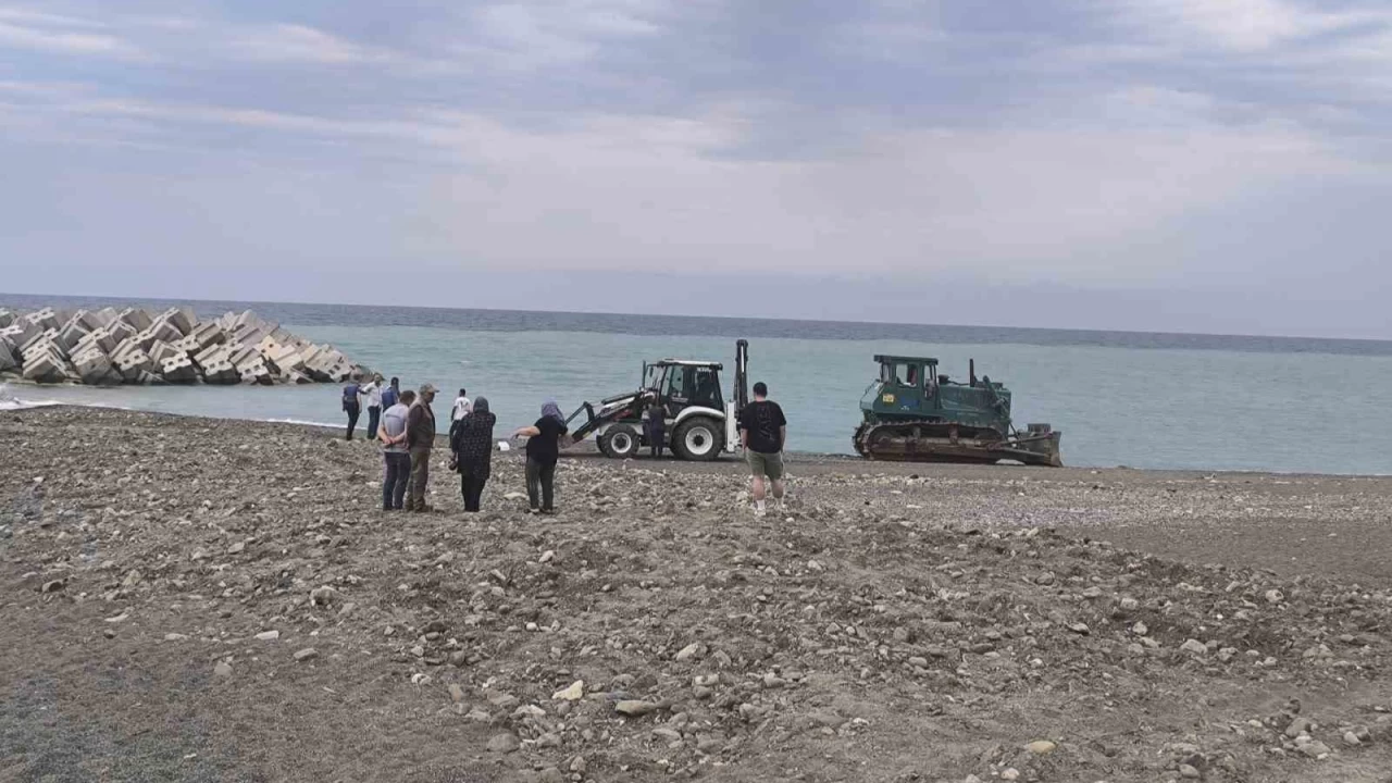 Sahilde g�ne�lenen kad�n� ezerek �l�m�ne sebep oldu