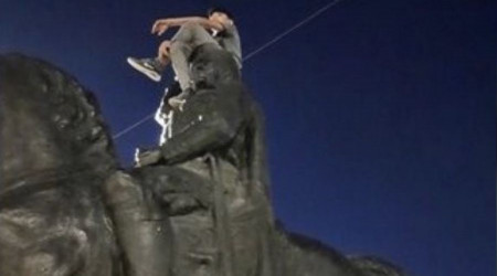 Suriyeli gençten Atatürk heykeline saygısızlık