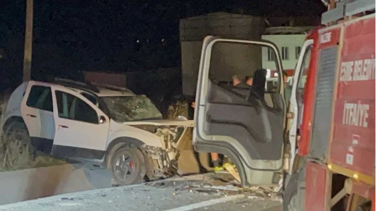 Uşak'ta cip ile otomobil çarpıştı: 2 ölü, 3 yaralı