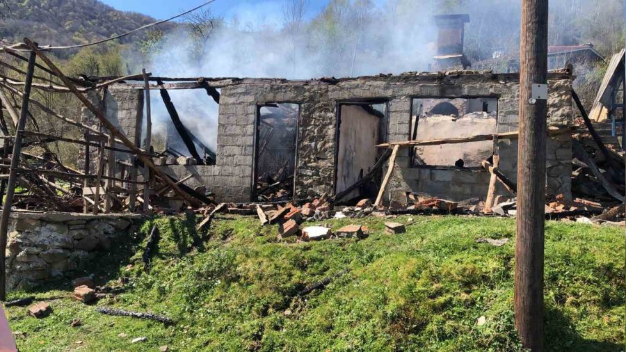 Yangnda ikinci kattan atlayarak cann kurtard