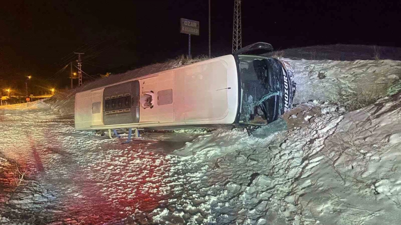 Yozgat'ta yolcu otobüsü devrildi