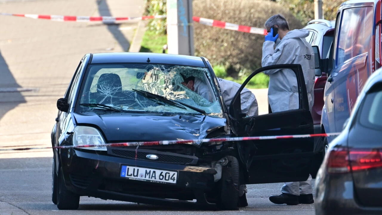 Almanya'da araç kalabalığın arasına daldı: 2 ölü