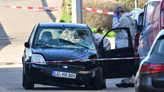 Almanya'da araç kalabalığın arasına daldı: 2 ölü