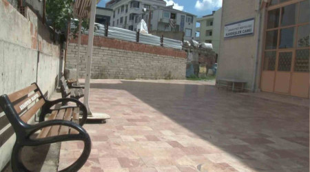 Arnavutköy'de cami avlusuna bırakılan bebek cemaat tarafından bulundu