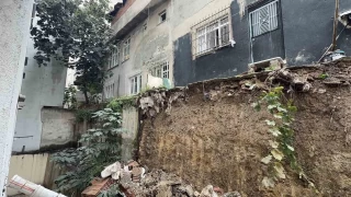 Arnavutköy'de iki bina arasındaki istinat duvar çöktü