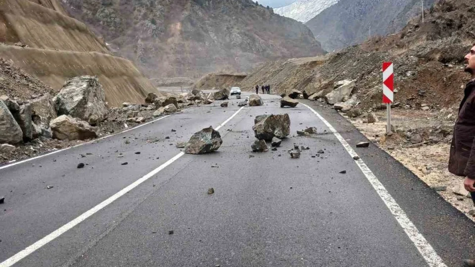 Artvin-�av�at Karayolu'nda heyelan