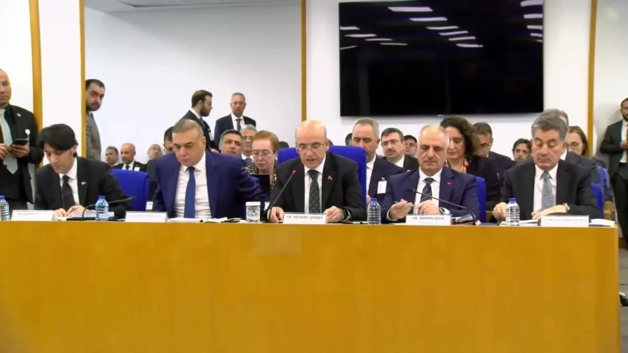 Bakan Şimşek: 'Dolaysız vergilerin toplam vergi gelirleri içindeki payını 2026'da yüzde 38.3'e çıkarmayı hedefliyoruz'