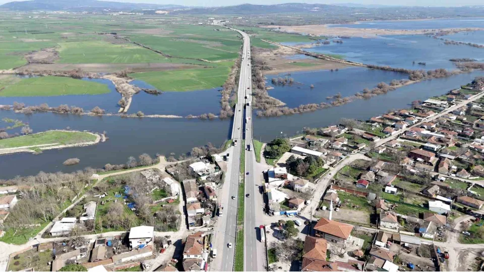 Bursa'da ya���lar g�l seviyesini y�kseltti: Bah�eler sular alt�nda kald�