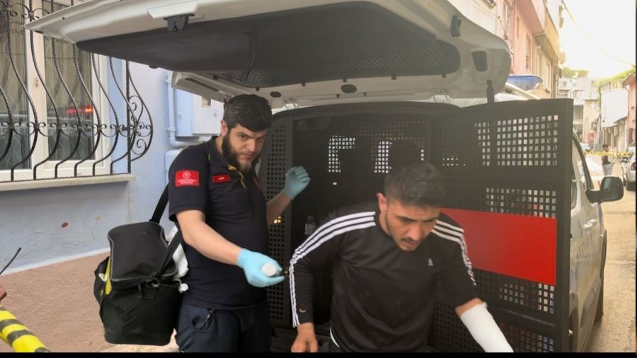 Cezaevinden kar kmaz annesini ve vey babasn baklad
