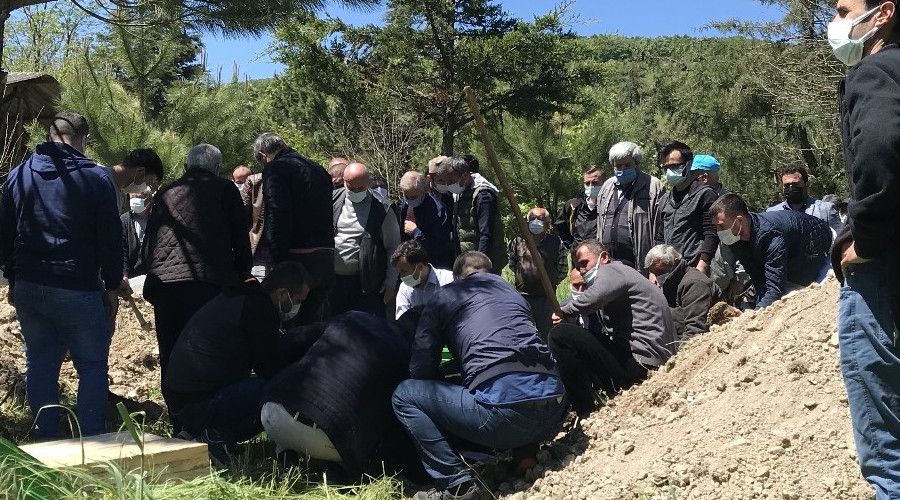 Cinayete kurban giden karı koca yan yana defnedildi
