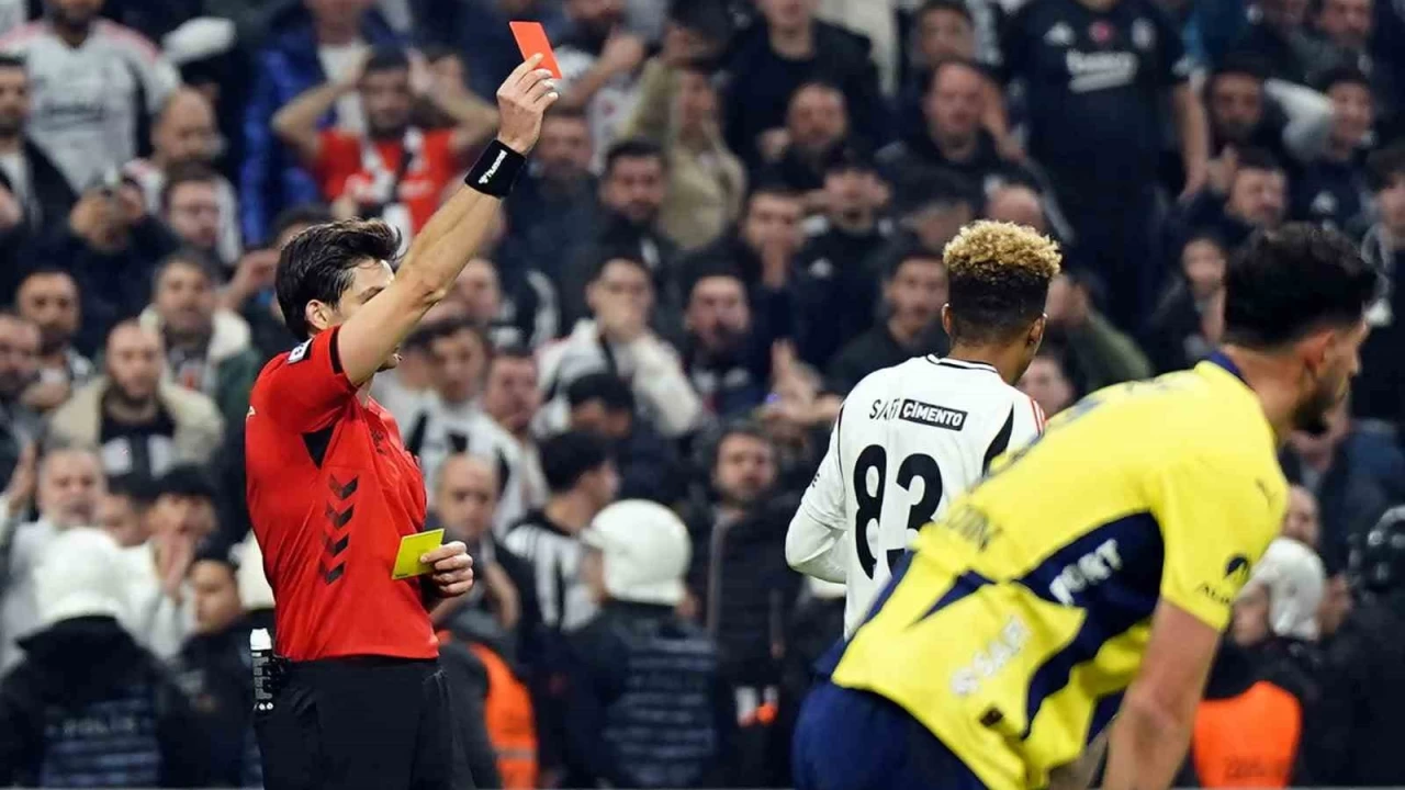 Dolmabahçe'de 14, Kadıköy'de 20 kırmızı kart çıktı