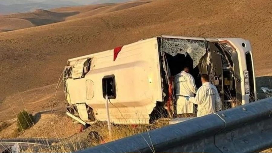 D�zensiz g��men ta��yan otob�s devrildi: 5 �l� , 21 yaral�