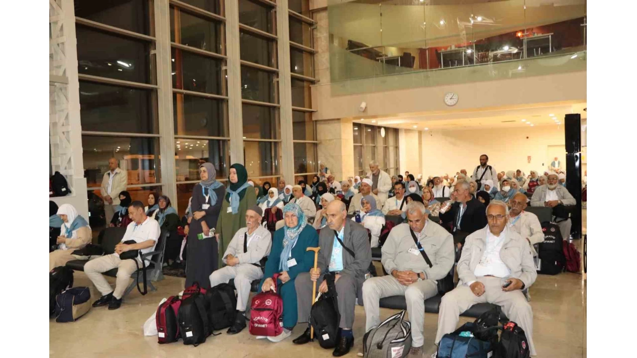 Elazığ'dan ilk hac kafilesi dualarla uğurlandı