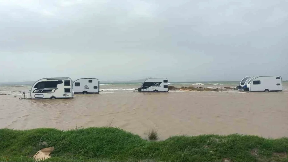 Ezine'de karavanlar su alt�nda kald�