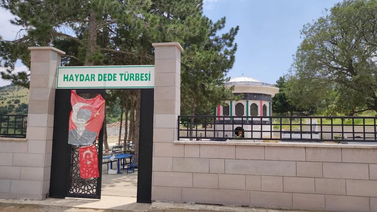 Haydar Sultan Türbesi: Hoca Ahmet Yesevi'nin oğlu olduğuna inanılır