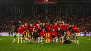 iki sar�-k�rm�z�l� ekip �zmir'de kar��la�acak