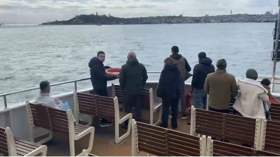 �stanbul'da bir ki�i vapurdan denize atlad�