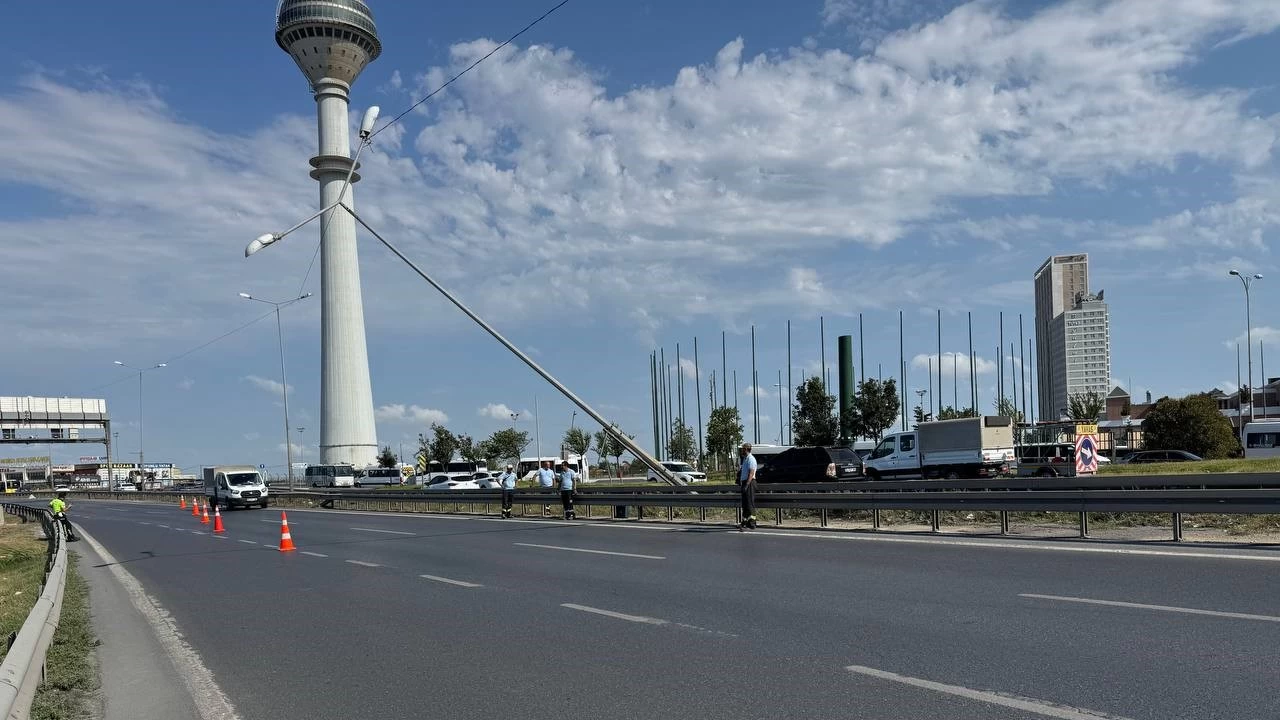 stanbul'da iddetli rzgar direk devirdi