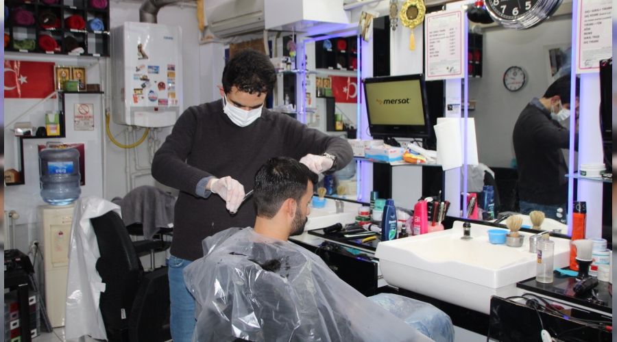 Kapanma öncesi kuaförlerde yoğunluk yaşandı