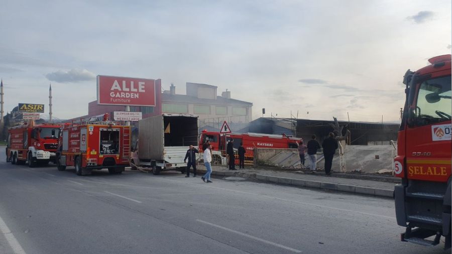 Kayseri'de bahçe mobilyaları üreten fabrikada yangın