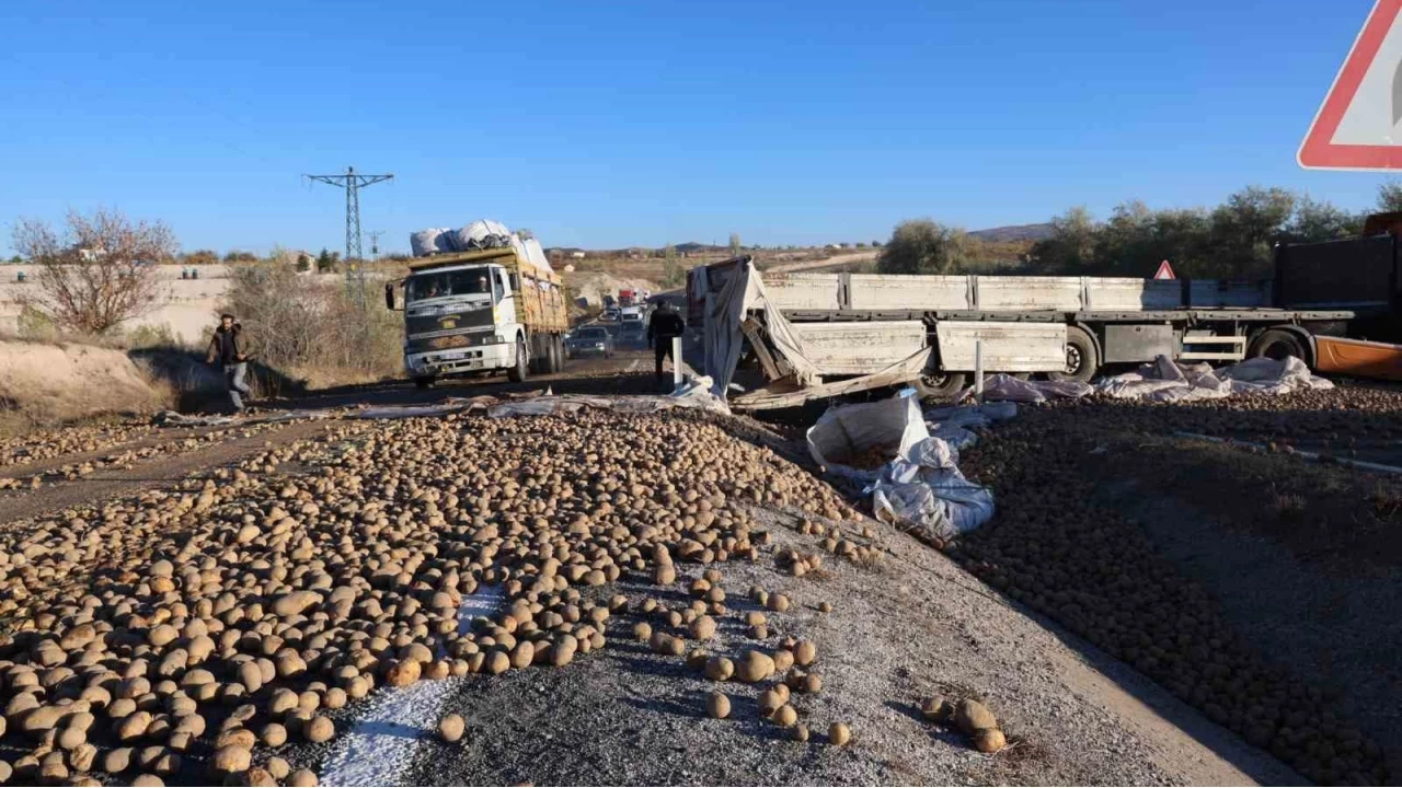 Nevşehir'de patates yüklü tır devrildi