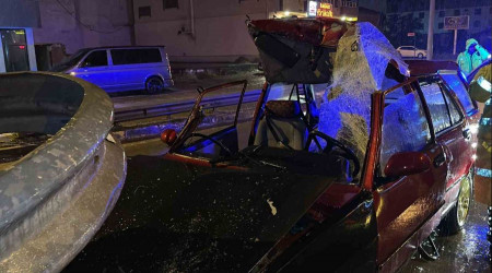 Otomobil bariyerlere saplanp paraland: 3 kii yaraland