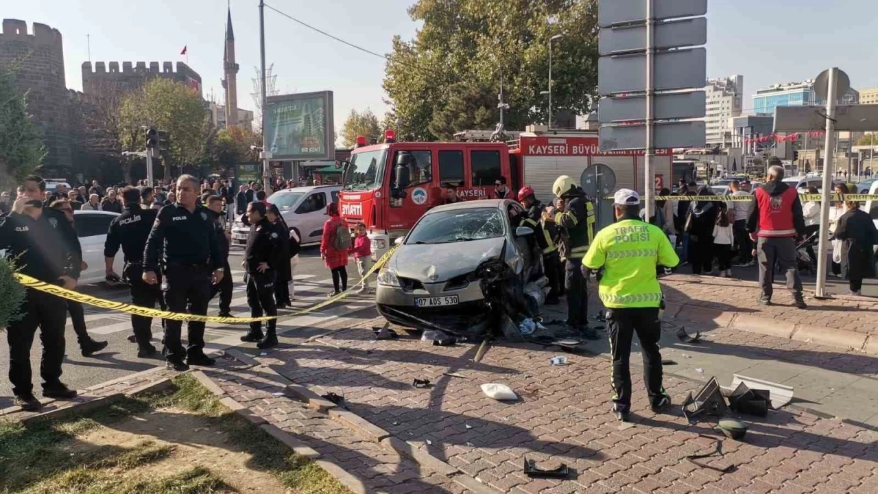Otomobil kta bekleyen yayalarn arasna dald: 5 yaral