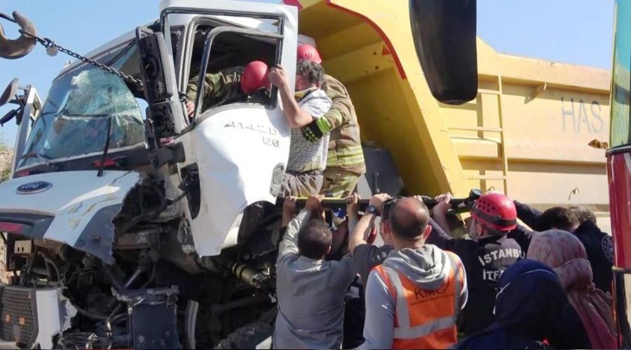 Pendik'te hafriyat kamyonlar� �arp��t�