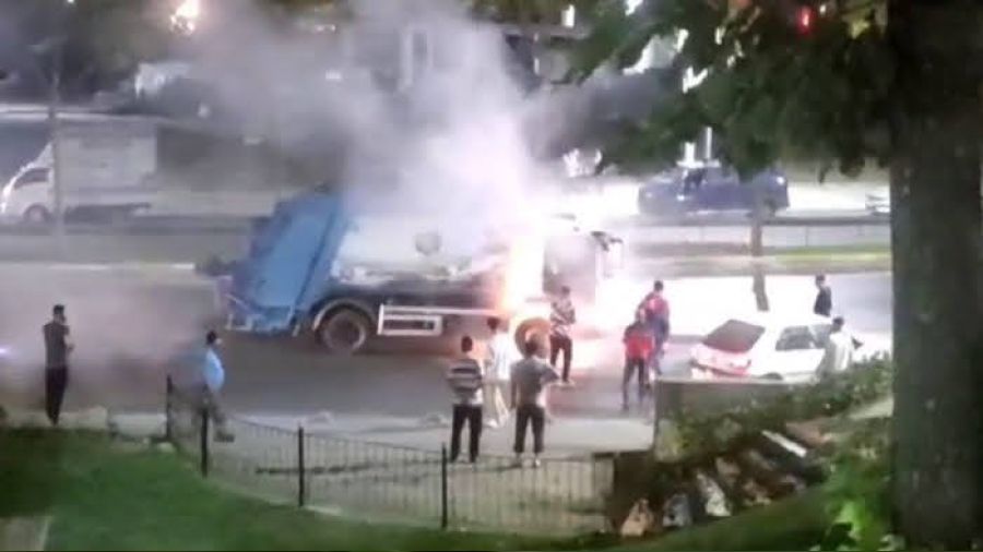 Sultangazi'de ��p kamyonu alev alev yand�