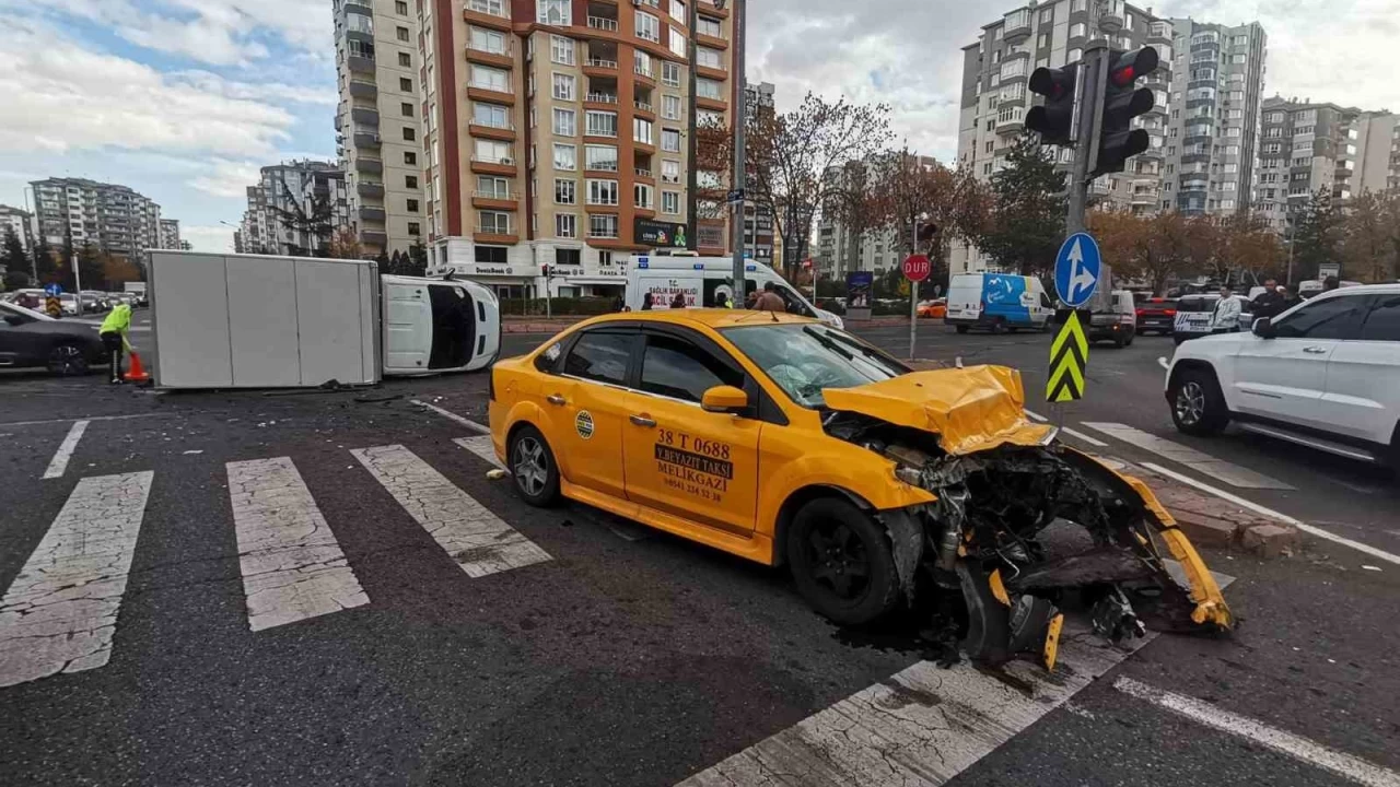Ticari taksi ile �arp��an kamyonet devrildi: 6 yaral�