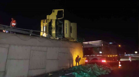 Tır virajda asılı kaldı, kömürler yola saçıldı