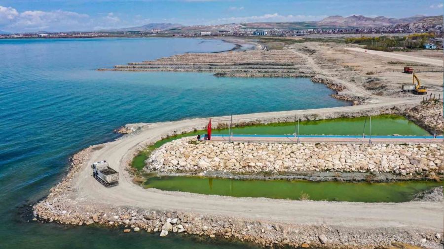 Van Gölü'nden 880 bin metreküp dip çamuru çıkarıldı