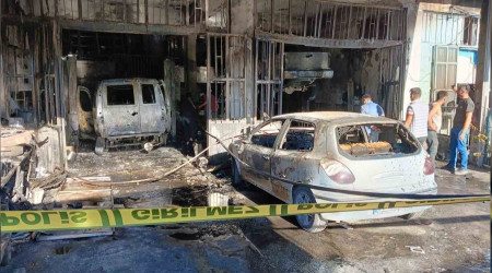 Yangın 3 araç ve 3 dükkanı kül etti