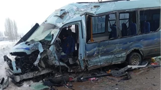 Y�ksekova'da yolcu minib�s� ile otob�s �arp��t�: �ok say�da yaral� var