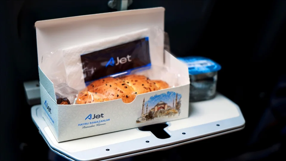 AJet'ten yurt i�i u�u�lar�nda �cretsiz iftar ve sahur ikram�