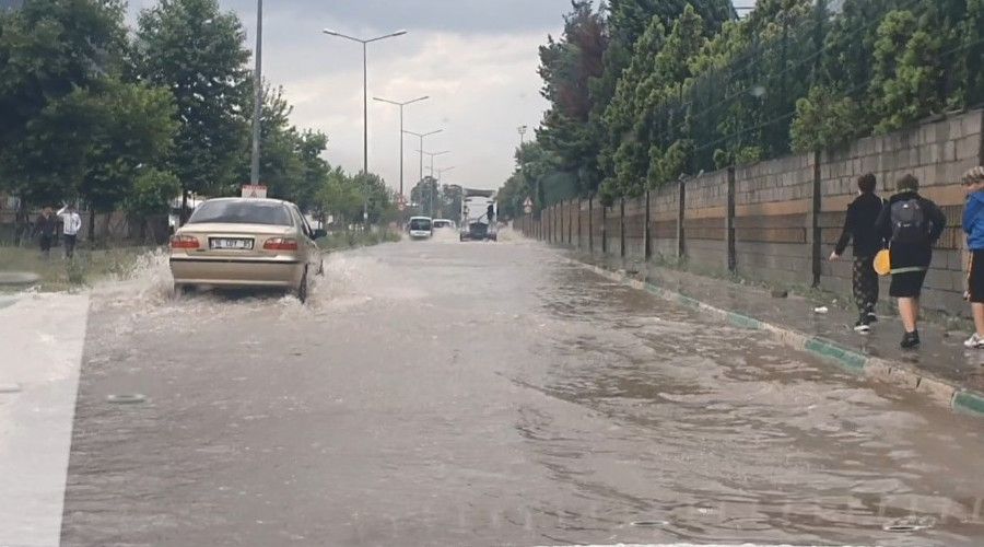 Bursa 10 dakikal�k sele teslim oldu...Yollar g�le d�nd�