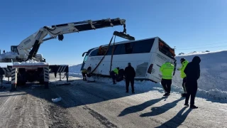 Diyarbak�r'da yolcu otob�s� devrildi