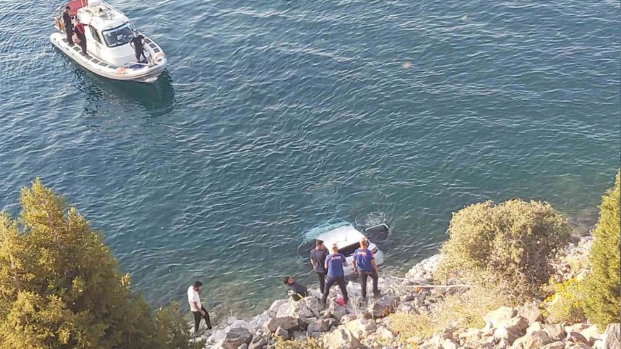 Gevaş'ta araç göle uçtu: 2 ölü