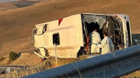 Göçmenleri taşıyan midibüs takla attı: 5 ölü, 21 yaralı