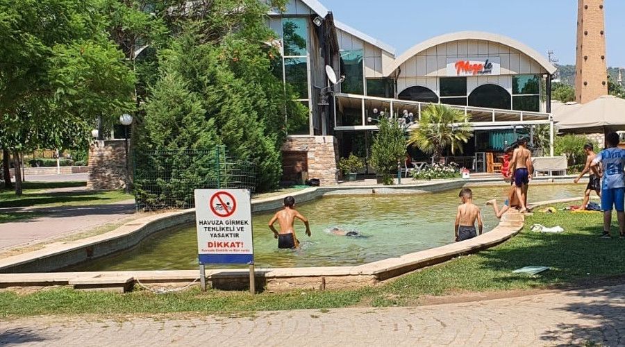 Havuza gidemeyen çocuklar yine süs havuzlarında