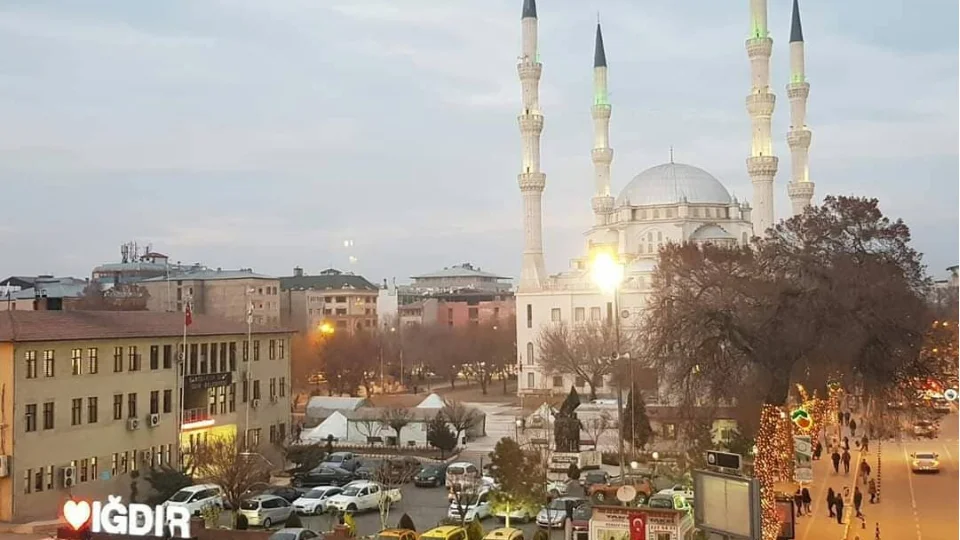 Iğdır Merkez Camii: Geniş kubbesi ve zarif minareleriyle dikkat çeker