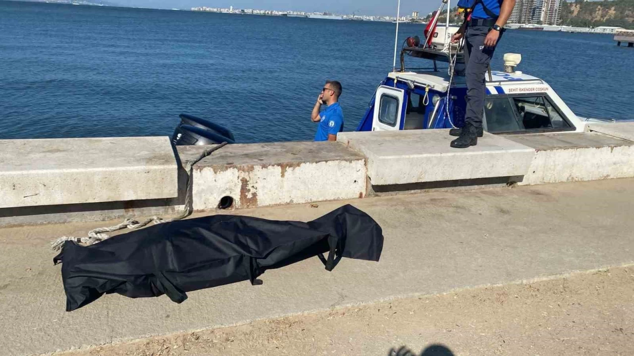 �zmir'de denizden ��kan cesedin s�rr� ortaya ��kt�