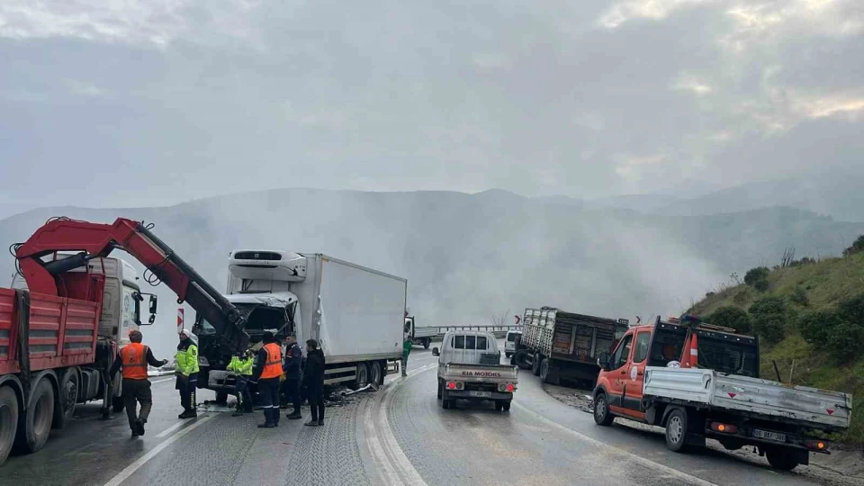 Kamyonlar kafa kafaya �arp��t�