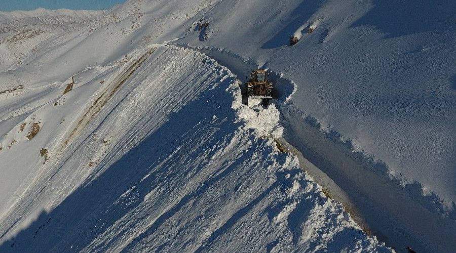Kar kalınlığının 3 metreyi bulduğu köy yolunda zorlu çalışma