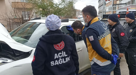 Kaza yapan sürücü kendini araca kilitledi