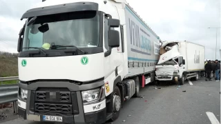 Otoyolda geri geri gelen tıra kamyonet çarptı: 1 ölü, 1 yaralı