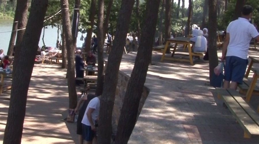 Bayram tatili ba�lad�, Aydos Orman� doldu ta�t�