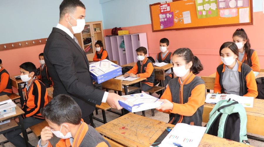 Hakkarili ��rencilere tablet deste�i